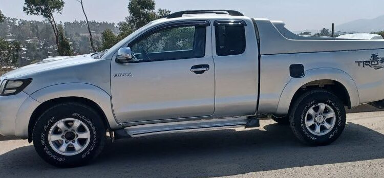 Toyota Hilux (AN30) (ማንዋል ማርሽ ናፍጣ 2.5 ሊትር ) is a series of Extra pickup trucks 2012