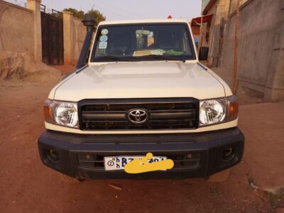Toyota Land Cruiser (J79) (ኢንተለጀንት ማንዋል ማርሽ ናፍጣ 4.2 ሊትር) is a full-size four-wheel drive Double cab troop carrier 2015