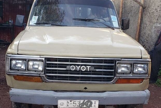 Used TOYOTA Land Cruiser (J60) vehicle for sale (ማንዋል ማርሽ ናፍጣ 4.0 ሊትር) is Series Short wheelbase four-wheel drive vehicle Troop Carrier 1990