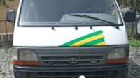 Toyota HiAce (H100) (ማንዋል ማርሽ 3.0ሊትር ህዝብ) is a light commercial vehicle 2004