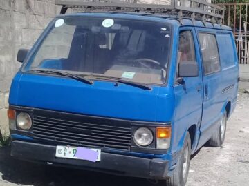 Used Toyota HiAce (H90) car for sale in Ethiopia (ማንዋል ማርሽ 2.4 ሊትር ናፍጣ ህዝብ) is a light commercial vehicle 1986