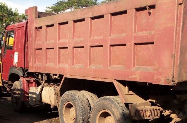 Used Sino truck for sale Howo Dump Truck (336) 2013 (ማንዋል ማርሽ የኮንስትራክሽን ግብአት ጭነት) Dump Truck Delivery