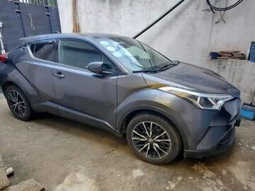 Toyota C-HR (AX50) 2017 (አውቶማቲክ ማርሽ 1.2ሊትር) is an automatic a subcompact crossover Coupe