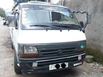Toyota HiAce (H100) 2002 (ማንዋል ማርሽ 3.0ሊትር ህዝብ) is a light commercial minibus