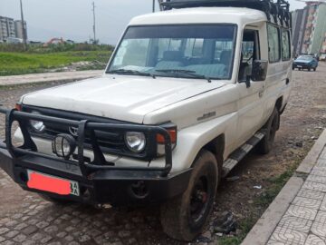 Toyota Land Cruiser (J70) 1992 (ማንዋል ማርሽ 4.2 ሊትር ) is a full-size four-wheel drive vehicle Troop Carrier