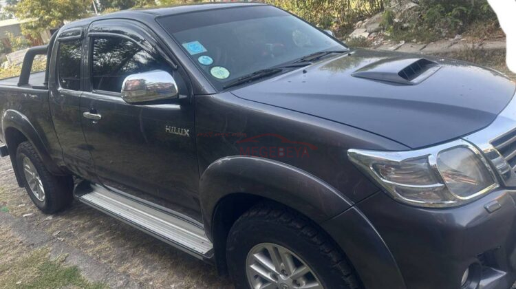 TOYOTA Hilux (AN30) 2013 (ማንዋል ማርሽ ናፍጣ 2.5 ሊትር ) is a Series of Extra pickup