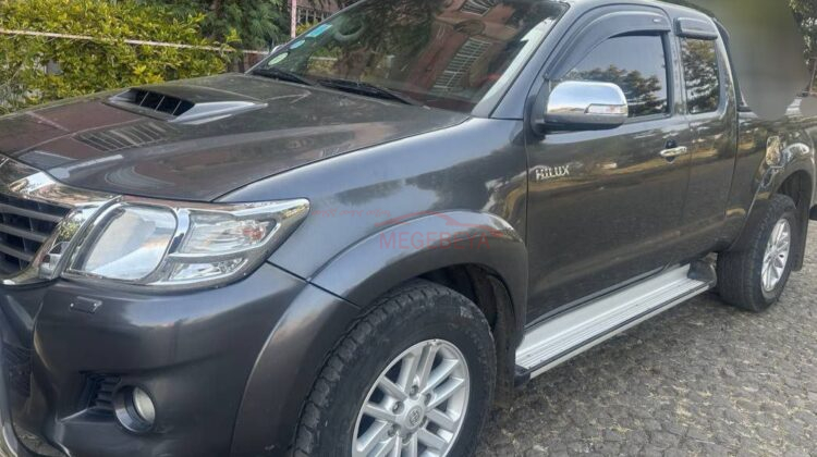 TOYOTA Hilux (AN30) 2013 (ማንዋል ማርሽ ናፍጣ 2.5 ሊትር ) is a Series of Extra pickup