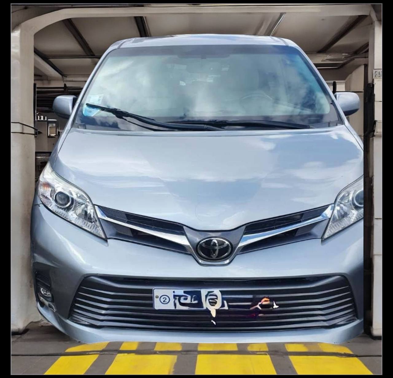 Toyota Sienna (XL30) Minivan