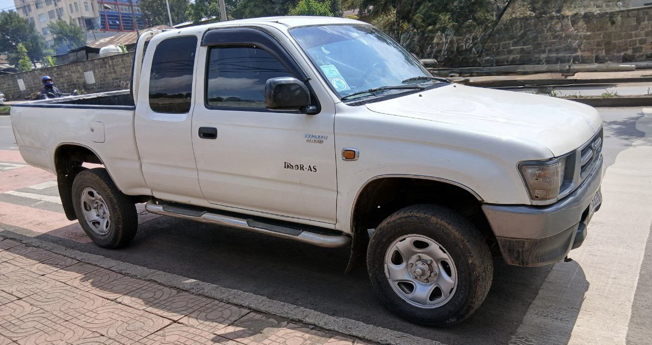 Toyota Hilux (N170) Extra Cab Pickup