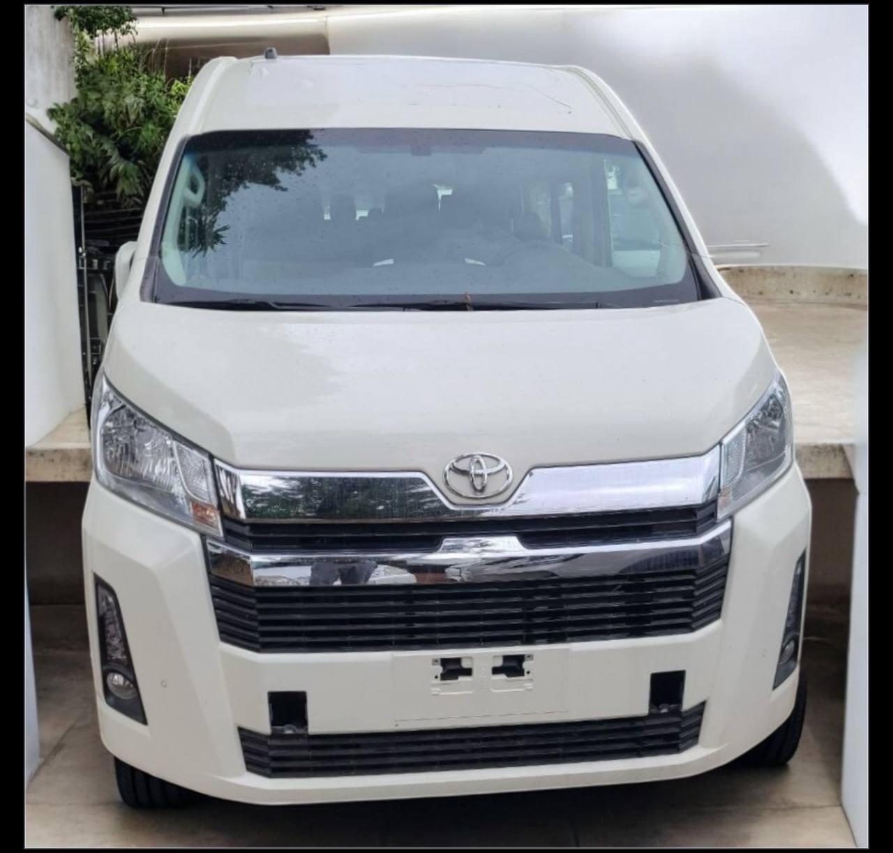 Toyota HiAce (H300) mini-Bus