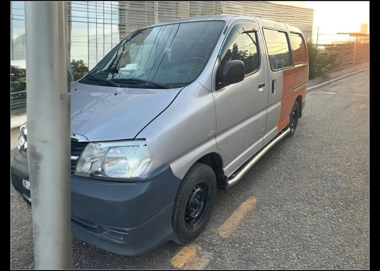 Toyota HiAce (XH20) – Crew VAN