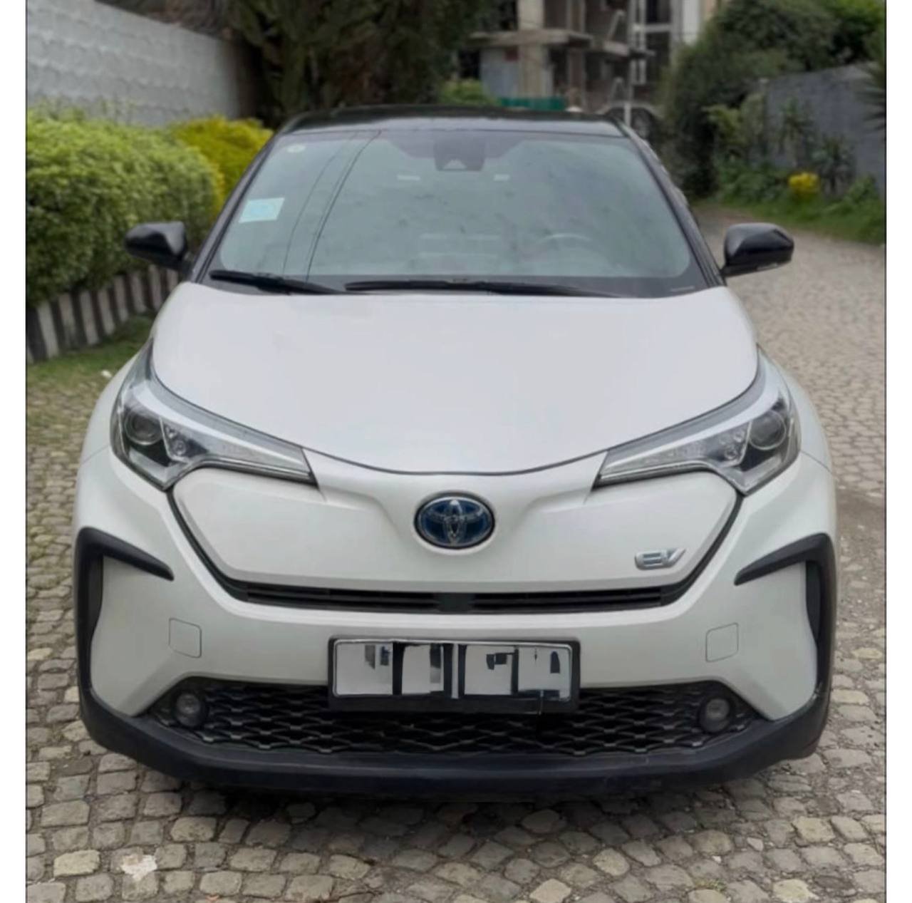 Toyota C-HR / IZOA EV /Bank/