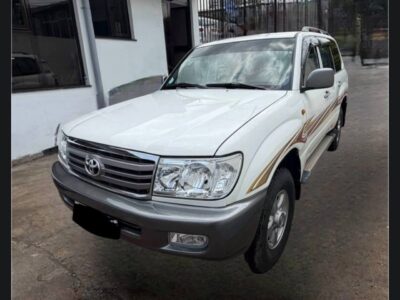 Front three-quarter view of white 2004 Toyota Land Cruiser J105 100 Series for sale in Addis Ababa Ethiopia