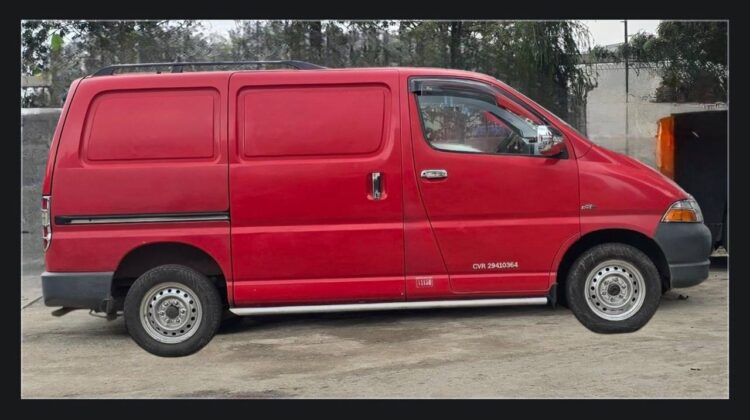 2004 Toyota HiAce XH10 Series (“Dolphin” model)