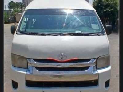 Image 5: 2007 Toyota HiAce Minibus front bumper and grille