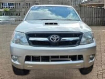 4: 2010 Toyota Hilux Double Cab front grille and hood scoop