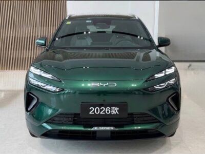 1 (BYD Sealion 06 EV .jpg):Front view of 2026 BYD Sealion 06 electric SUV in Courtyard Green