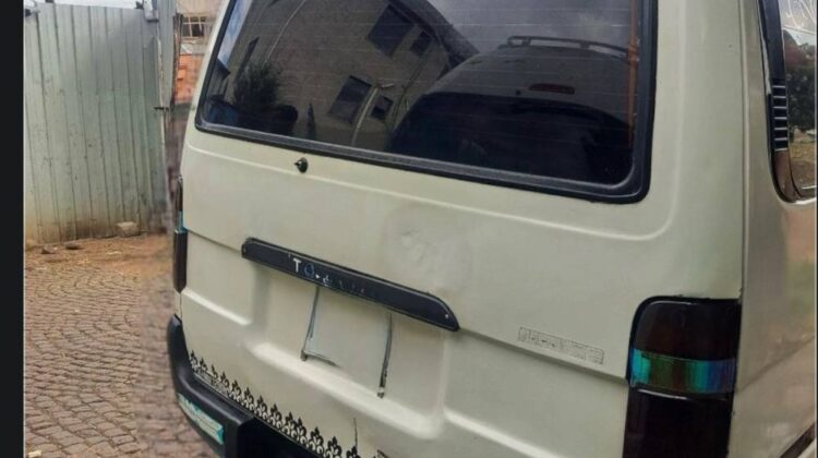 2004 TOYOTA HIACE 5L MINIBUS