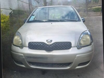 1:Front bumper and grille view of Champagne Metallic 2004 Toyota Vitz XP10
