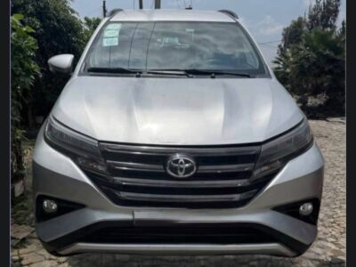 Image 4: Front exterior view and grille of the 2022 Toyota Rush G SUV listed on megebeya.com